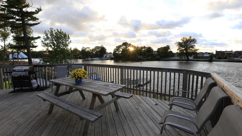 Riverfront Cottages Уасага Бийч Екстериор снимка