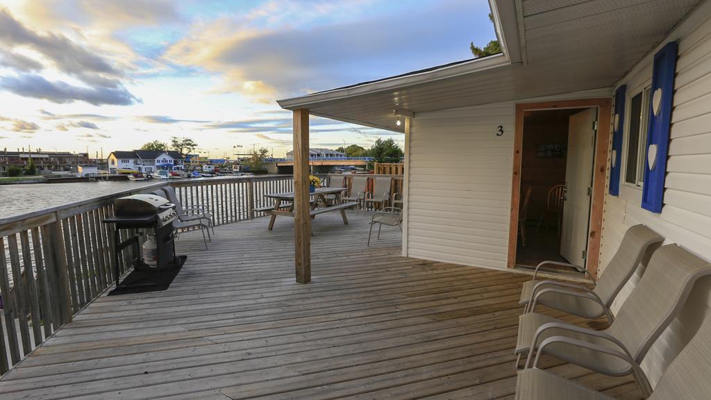 Riverfront Cottages Уасага Бийч Екстериор снимка